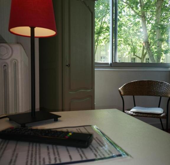 标准间, Trianon Tours