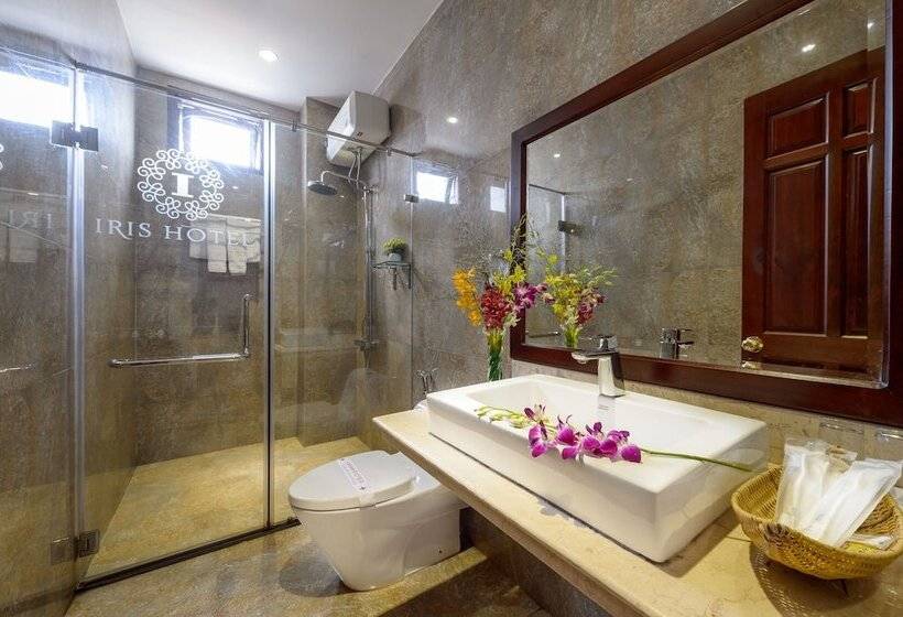 اتاق خانوادگی, Iris