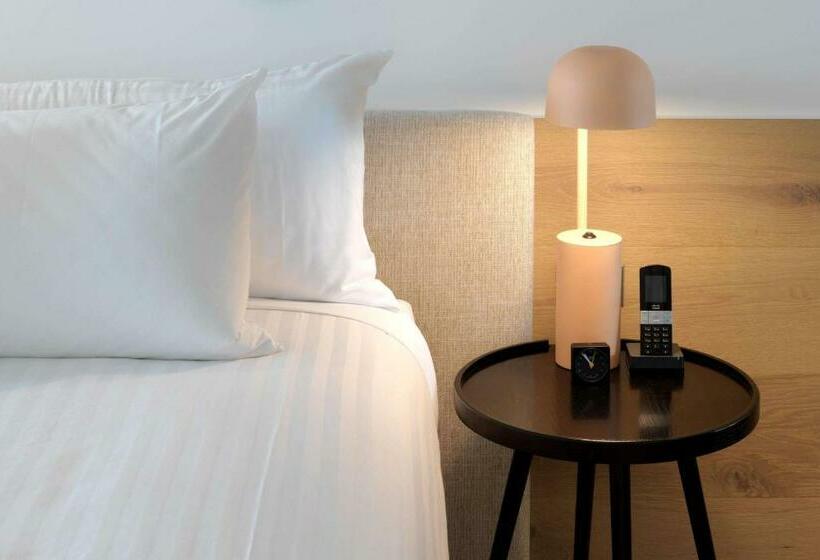 استودیوی لوکس, Qt Bondi