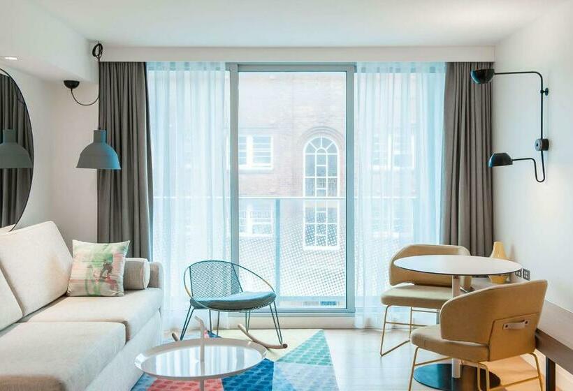 استودیوی لوکس, Qt Bondi