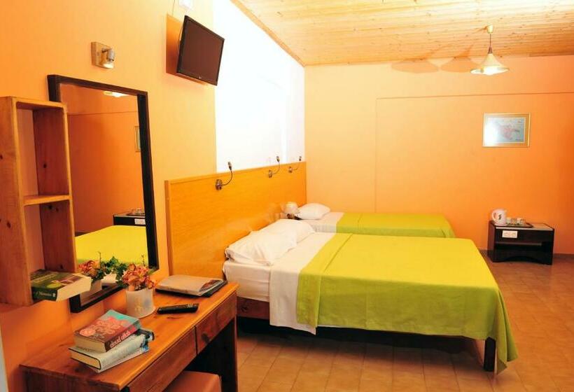 اتاق استاندارد سه نفره, Valais