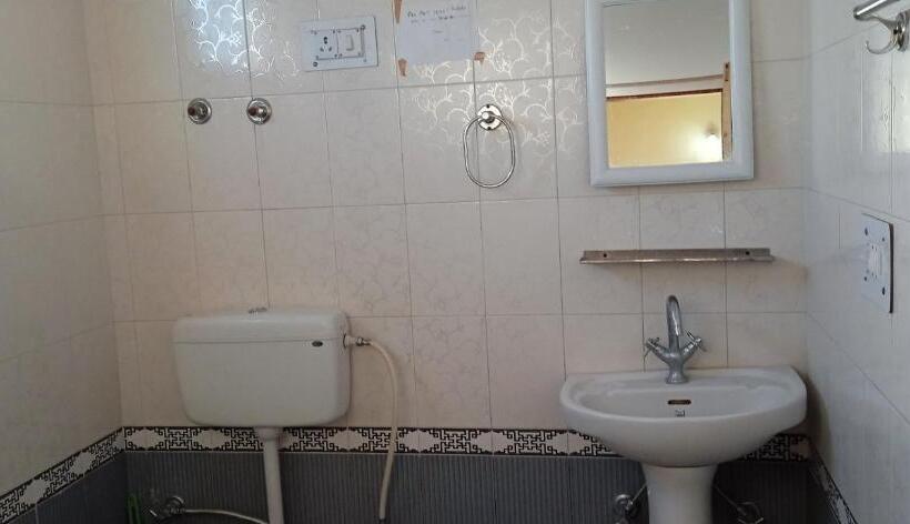 اتاق استاندارد با چشم‌انداز کوهستان, Chandan Guest House