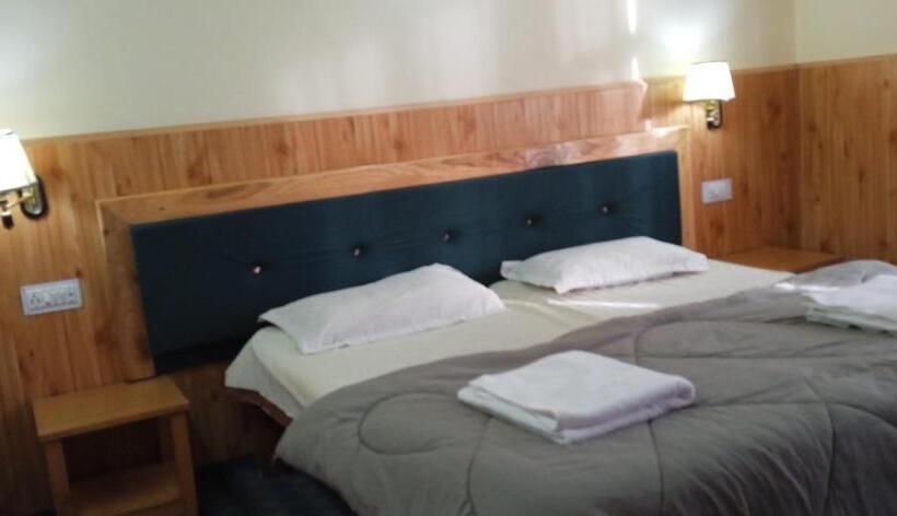 اتاق استاندارد با چشم‌انداز کوهستان, Chandan Guest House