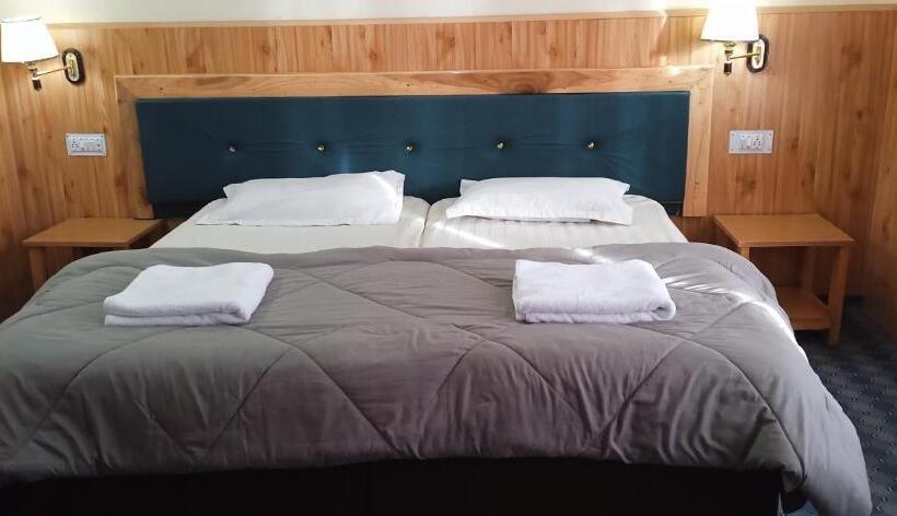 اتاق استاندارد با چشم‌انداز کوهستان, Chandan Guest House