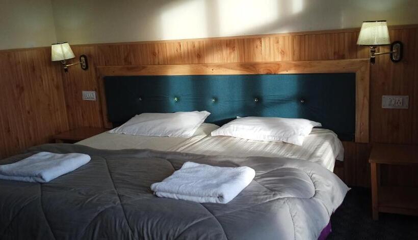 اتاق استاندارد با چشم‌انداز کوهستان, Chandan Guest House