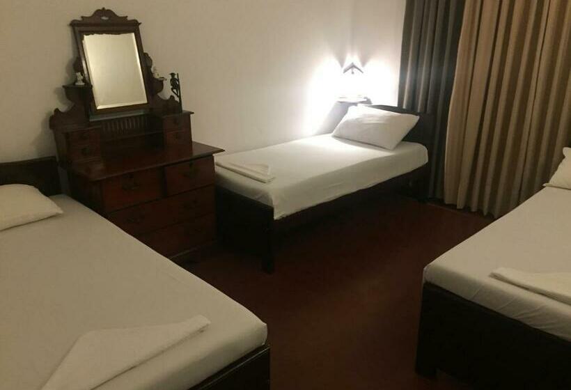 Quarto Triplo Standard com Balcão, Galle Rest Home