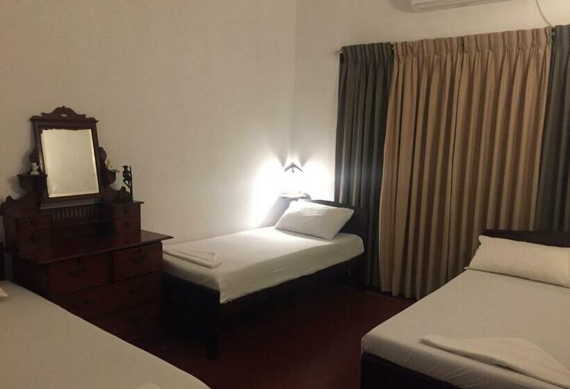 Quarto Triplo Standard com Balcão, Galle Rest Home