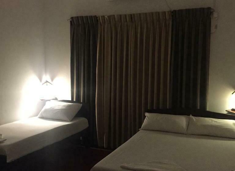Quarto Triplo Estandar com Sacada, Galle Rest Home