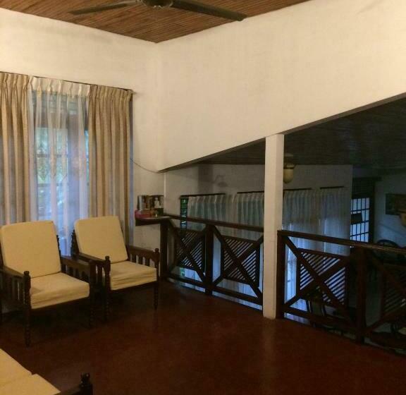 Quarto Triplo Standard com Balcão, Galle Rest Home