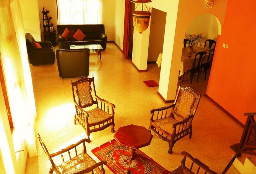 Quarto Triplo Standard com Balcão, Galle Rest Home