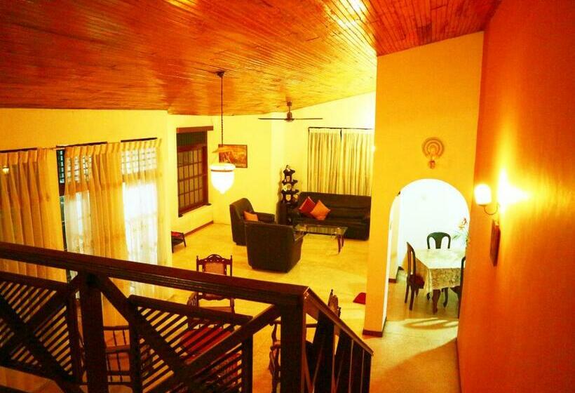 Quarto Triplo Standard com Balcão, Galle Rest Home