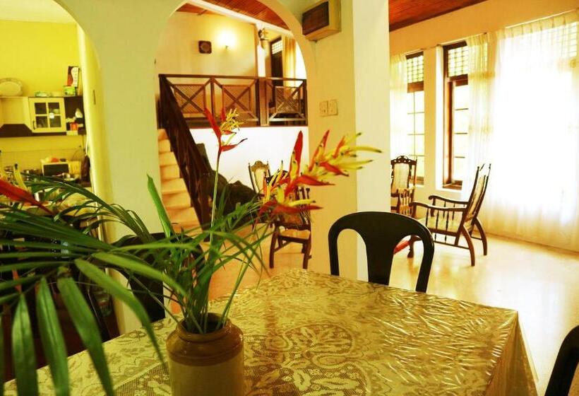 Quarto Triplo Estandar com Sacada, Galle Rest Home