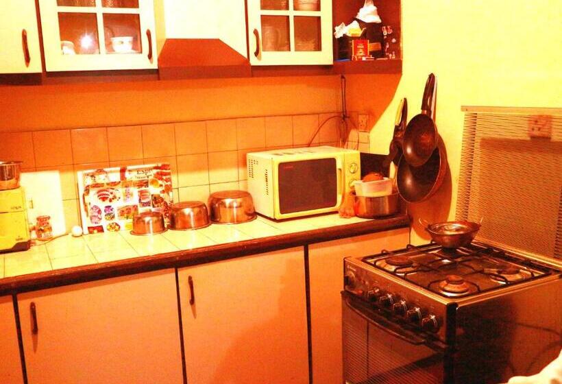 Quarto Triplo Standard com Balcão, Galle Rest Home