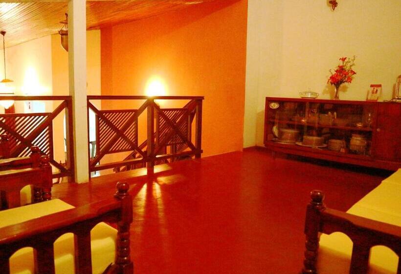 Quarto Triplo Estandar com Sacada, Galle Rest Home