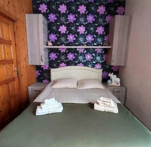 اتاق استاندارد سه تخته با سرویس بهداشتی مشترک, Kobuleti Guest House