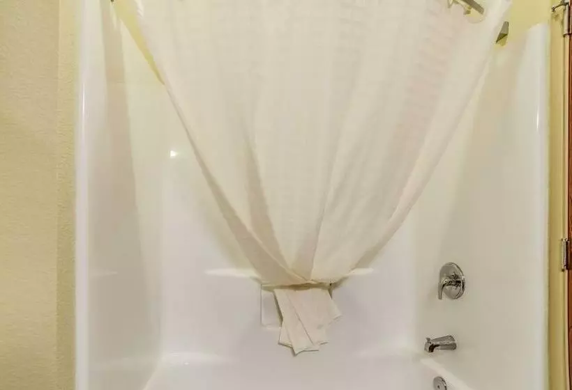 Standard-huone King-vuode, Cobblestone Hotel & Suites Newton