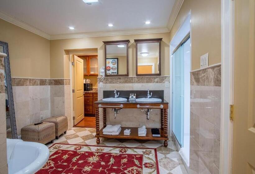 Deluxe Szoba Kind Size Bed, Dushore