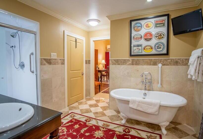 Deluxe Szoba Kind Size Bed, Dushore