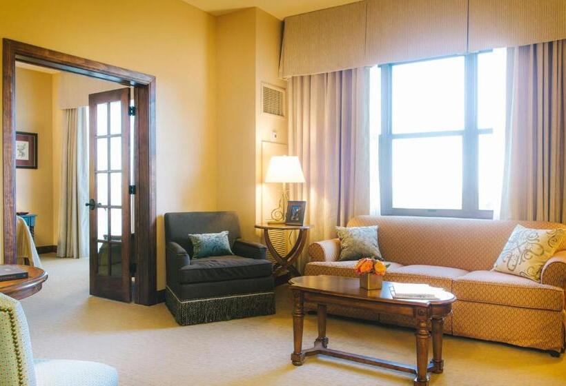 جناح جونيور, Viata