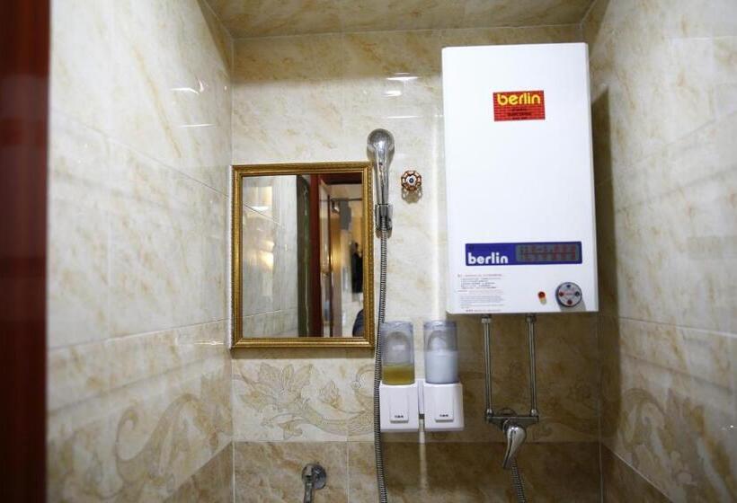 اتاق خانوادگی, Legend Guest House