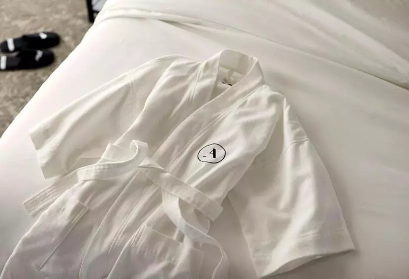Standard Room King Bed Adapted for people with reduced mobility