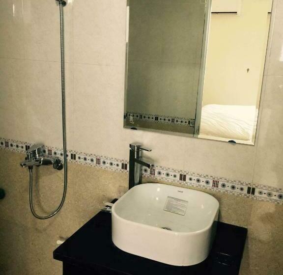 اتاق خانوادگی, Dragon Airport