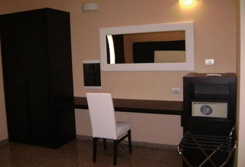 Номер Стандарт Трехместный, Eh Suites Rome Airport Euro House Hotels
