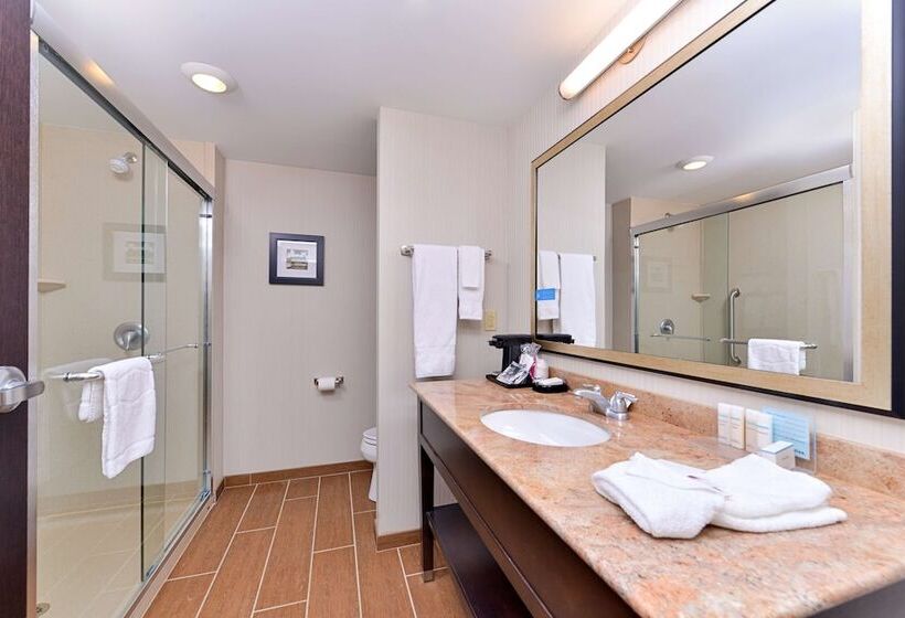 Номер Стандарт, Hampton Inn & Suites California Universitypittsburgh