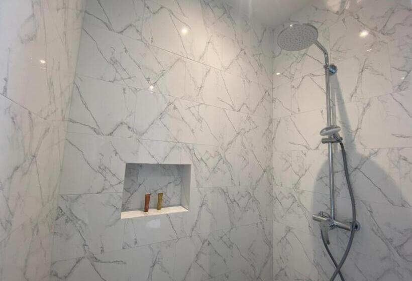 חדר דלוקס, Le Petit Saint Tropez