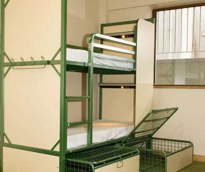 تختخواب در اتاق مشترک, The Savoy Hostel