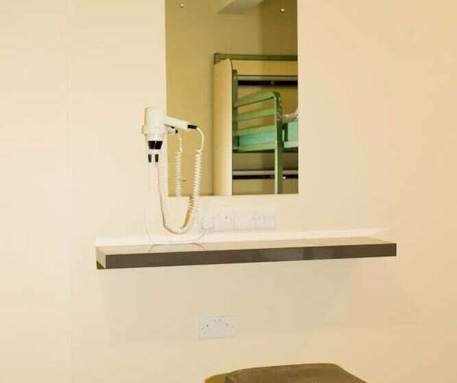 共用房间的床, The Savoy Hostel