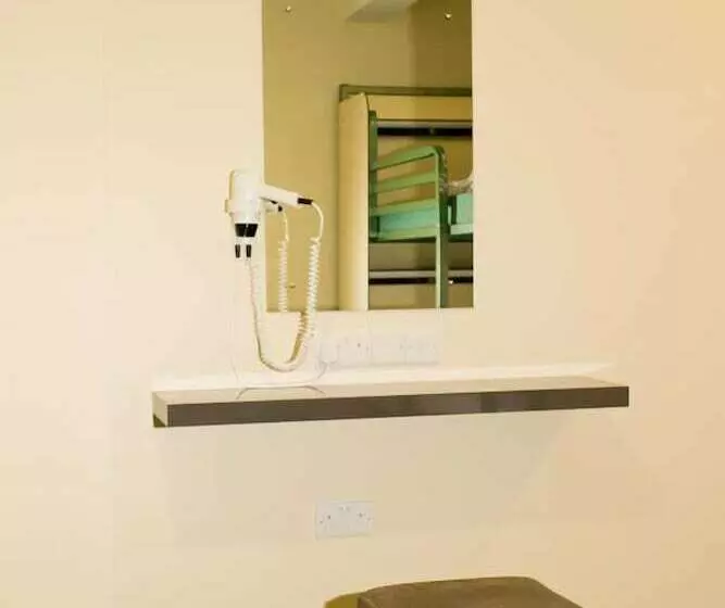 تختخواب در اتاق مشترک, The Savoy Hostel