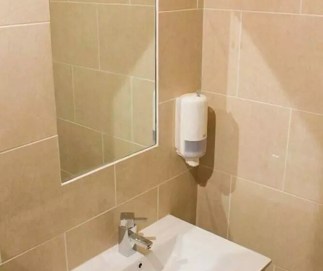 تختخواب در اتاق مشترک, The Savoy Hostel