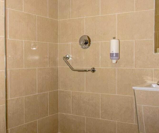 共用房间的床, The Savoy Hostel