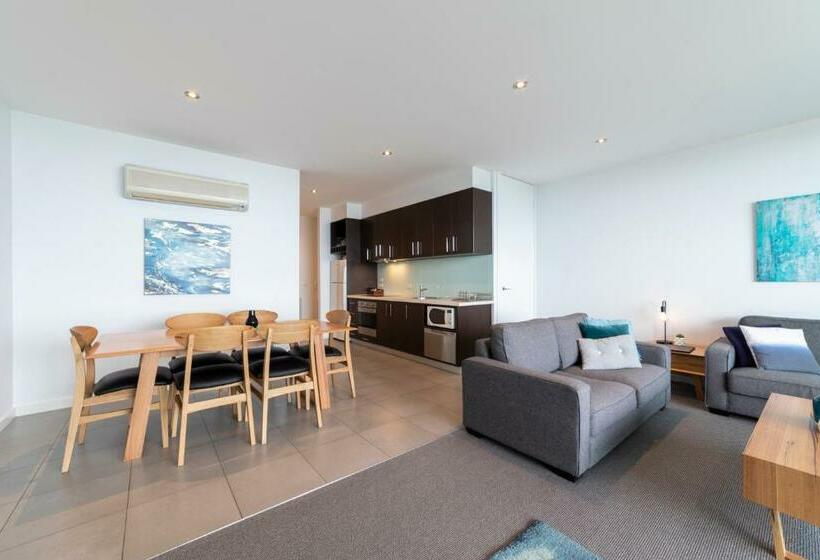 带两个卧室的顶楼公寓, The Dolphin Apartments