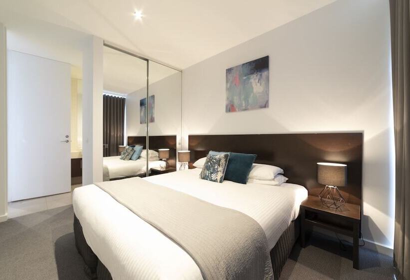 带两个卧室的顶楼公寓, The Dolphin Apartments