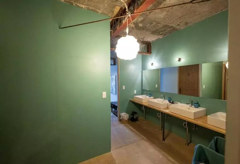 ルームシェアのワンベッド, Kamp Houkan Cho Backpacker S Inn & Lounge
