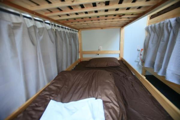 ルームシェアのワンベッド, Kamp Houkan Cho Backpacker S Inn & Lounge