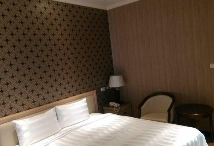 اتاق لوکس, A Casa