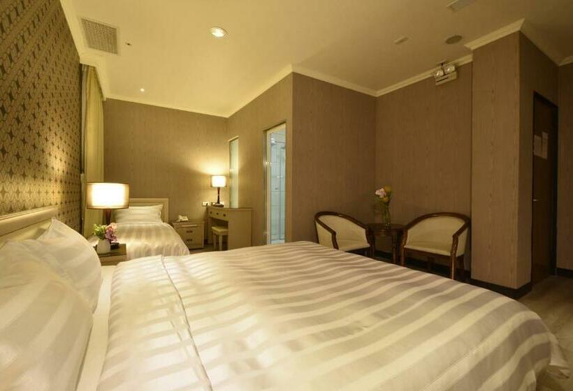 اتاق لوکس سه تخته, A Casa