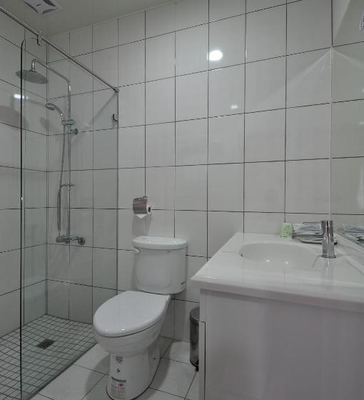 اتاق لوکس سه تخته, A Casa