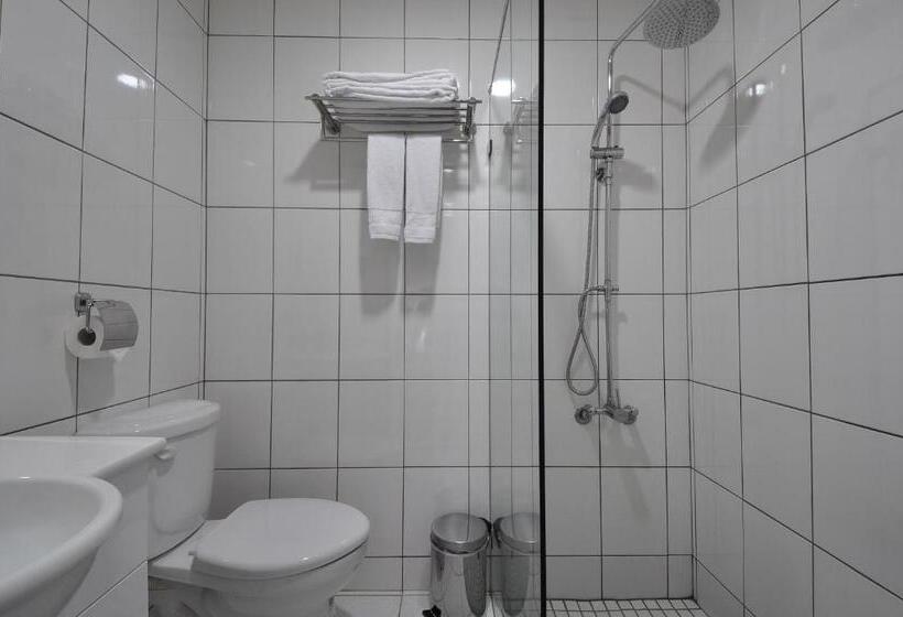 اتاق لوکس سه تخته, A Casa