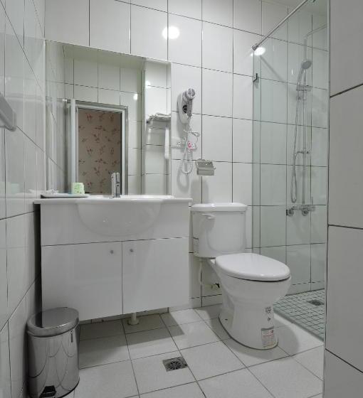 اتاق لوکس سه تخته, A Casa