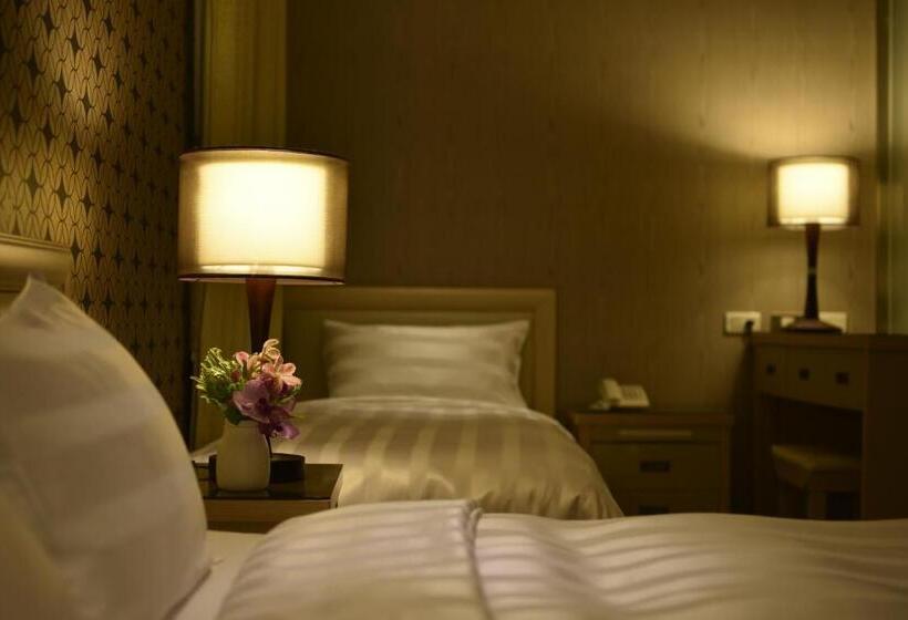 اتاق لوکس سه تخته, A Casa