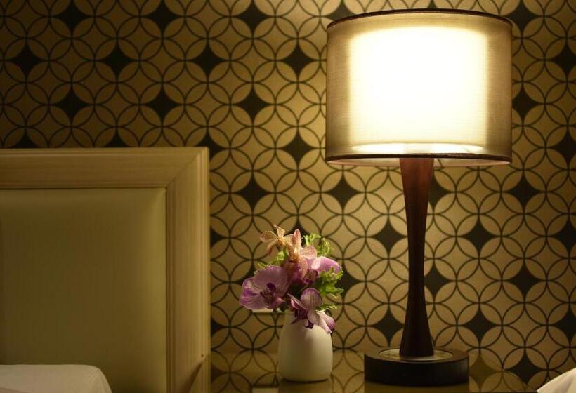 اتاق لوکس سه تخته, A Casa