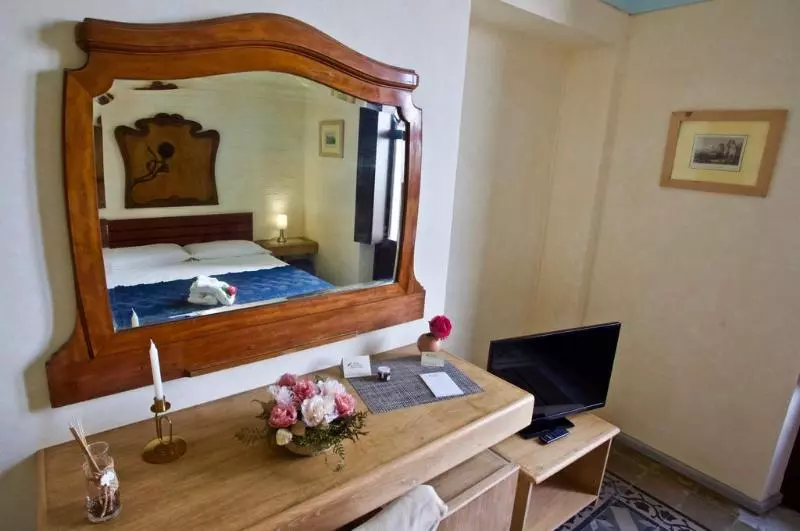 اتاق اکونومی, A Casa