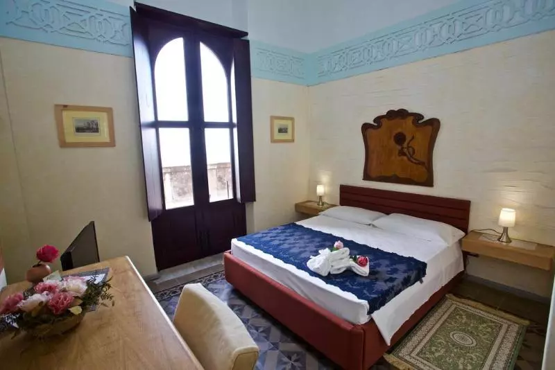 اتاق اکونومی, A Casa