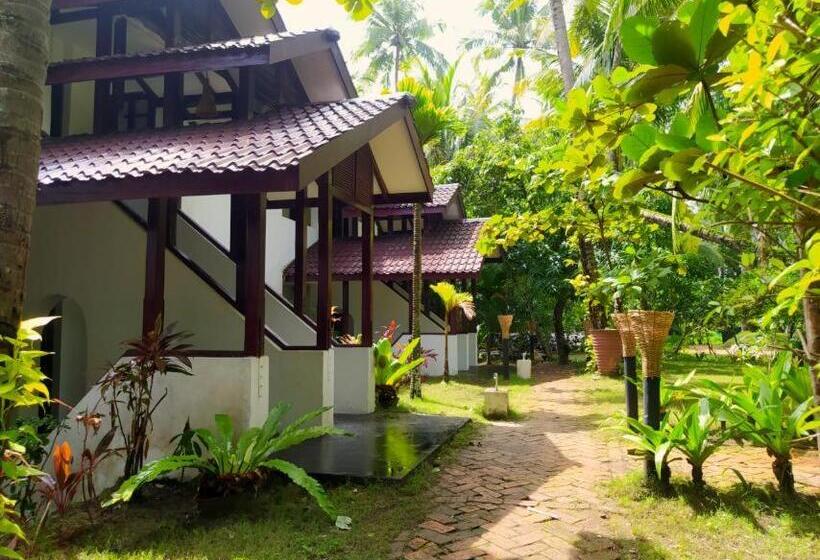 اتاق استاندارد سه تخته با بالکن, Emerald Sea Resort