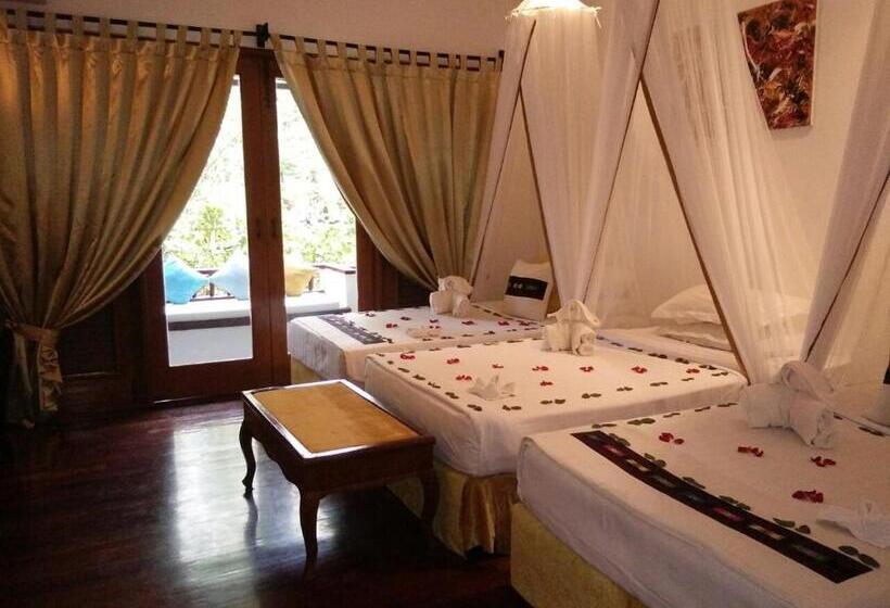 اتاق استاندارد سه تخته با بالکن, Emerald Sea Resort