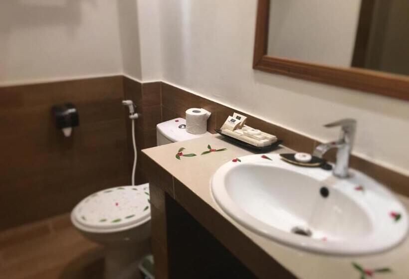 اتاق استاندارد سه تخته با چشم‌انداز باغ, Emerald Sea Resort